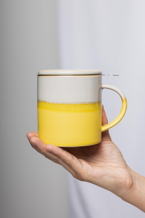 Taza artesanal de cerámica con colador y tapa