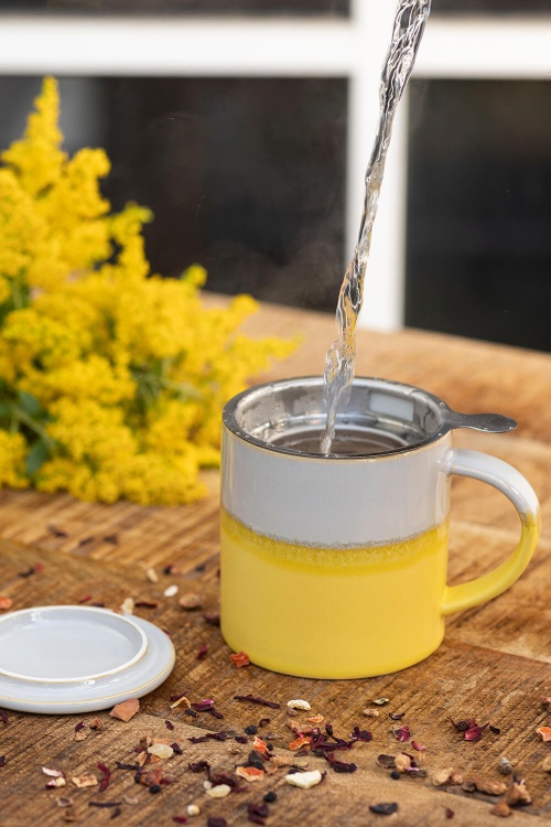 Taza artesanal de cerámica con colador y tapa